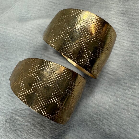 Textured Gold Tone 3/4 Hoop Earrings Pierced Post Back Heart Pattern Engraved - Picture 4 of 16